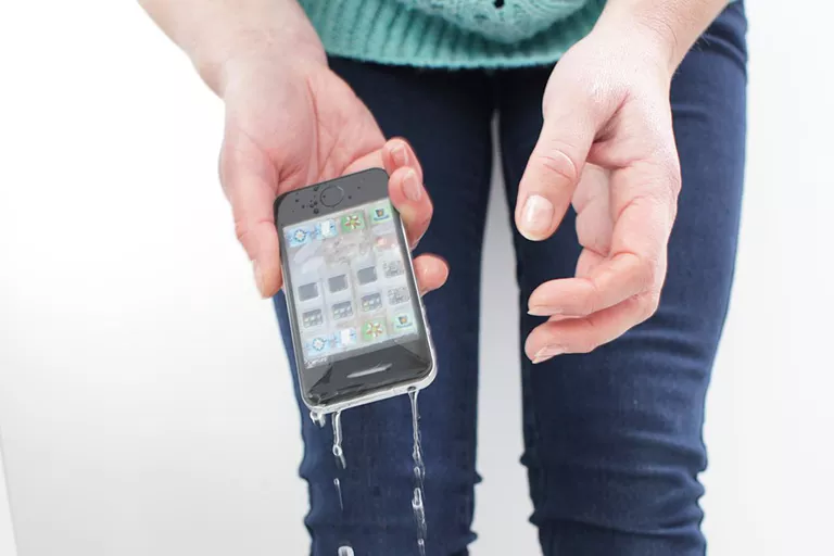 Cómo guardar un iPhone o iPod húmedo